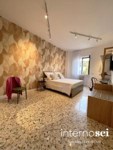 ein Schlafzimmer mit einem Bett und einer Wand mit einem Wandbild in der Unterkunft Interno Sei B&B in Agropoli
