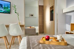 bandeja de fruta en una cama en una habitación en Acropol Hotel, en Atenas