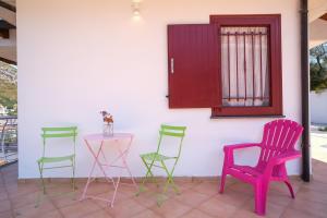 vier stoelen en een tafel op een patio bij Villa Luce in Itri