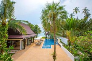 una imagen de un complejo con piscina en Baan Chom Tawan Villa en Lipa Noi