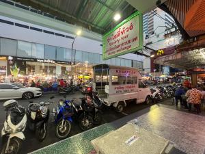 un grupo de motocicletas estacionadas frente a un edificio en Variety winner hostel, en Hat Yai