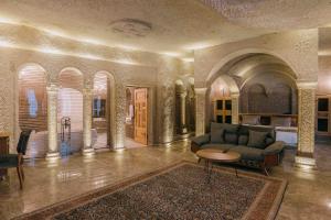 uma sala de estar com um sofá e uma mesa em Lunar Cappadocia Hotel em Goreme