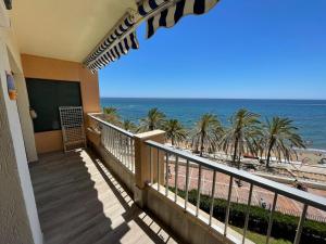 balcón con vistas a la playa en Playa Marbella en Marbella