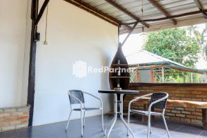 Μπαλκόνι ή βεράντα στο Sahabat Pantai Guest House Mitra RedDoorz +32 φωτογραφίες