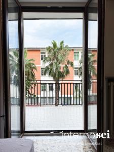 ein offenes Fenster mit Blick auf ein Gebäude in der Unterkunft Interno Sei B&B in Agropoli