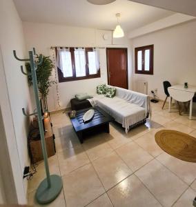 sala de estar con sofá y mesa en Le pied-à-terre hendayais, en Hendaya