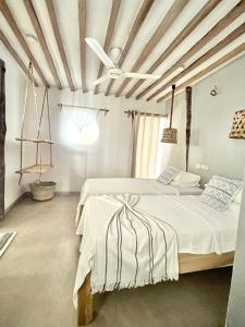 Postel nebo postele na pokoji v ubytování Zanzibar Tiny Villa at La Villa De Victor