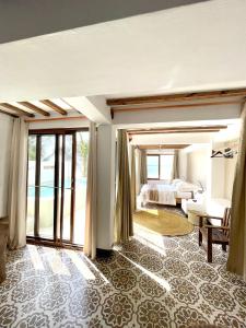 um quarto com uma cama e uma sala de estar em Zanzibar Tiny Villa at La Villa De Victor em Matemwe