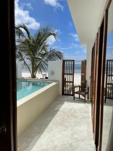Bazén v ubytování Zanzibar Tiny Villa at La Villa De Victor nebo v jeho okolí