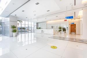 拉斯阿尔卡麦Live in the center of Sea, Mountains, Mangroves of RAK的白色地板的建筑的空大堂 更多24张照片