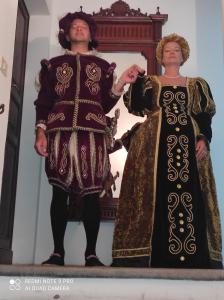 un homme et une femme vêtus de costumes historiques dans l'établissement Residence Via Benamati, à Cagli