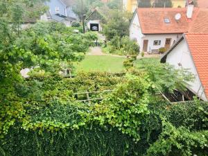 z góry widok na podwórze z drzewami i dom w obiekcie KOSI Thermen-Vulkanland Appartement w mieście Fürstenfeld