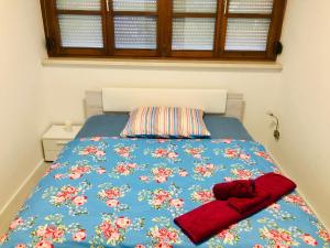 łóżko z niebieską kołdrą i poduszką w obiekcie KOSI Thermen-Vulkanland Appartement w mieście Fürstenfeld