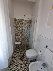 uma casa de banho com um chuveiro, um WC e um lavatório. em Hotel Marco em Lido di Savio