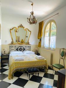 een slaapkamer met een bed met een spiegel en een stoel bij Mapepa Village apartments in Spello