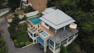 Bazén v ubytování Tropical Villa 3 nebo v jeho okolí