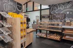 a grocery store with a display of bread and other foods at Hotel de Boshoek in Voorthuizen