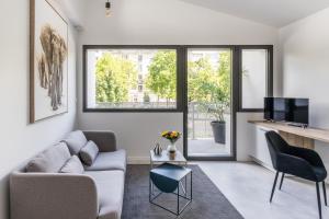 レンヌにあるResidence Iles Bretonnesのソファとテレビのあるリビングルーム