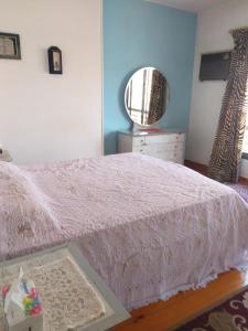 1 dormitorio con cama rosa y espejo en 1 bedroom apartment in the heart of Cairo , just 15 minutes from the airport en El Cairo