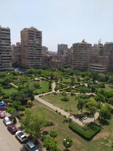 park w środku miasta z wysokimi budynkami w obiekcie 1 bedroom apartment in the heart of Cairo , just 15 minutes from the airport w Kairze
