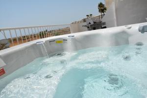 eine Whirlpool-Badewanne mit Wasser auf dem Balkon in der Unterkunft Praia Dria in Armação de Pêra