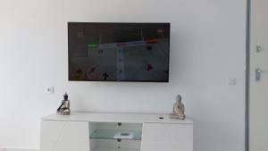 Televízia a/alebo spoločenská miestnosť v ubytovaní Ibi Apartamentos Los Monegros