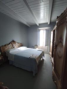 sypialnia z łóżkiem i oknem w obiekcie Fantastica casa ai piedi del Monte Pollino w mieście San Lorenzo Bellizzi