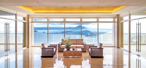 un salon avec un canapé, des chaises et une table dans l'établissement 1 BR Cozy Modern-Style Condo with Balcony & 5-star amenities at Wind Residences, à Tagaytay