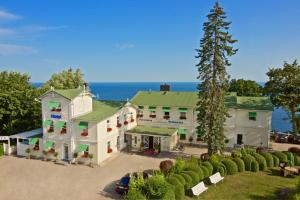 eine Luftansicht eines Gebäudes mit einem Baum in der Unterkunft Panorama Hotel Lohme in Lohme