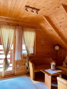 ein Wohnzimmer mit einem Sofa und einem Tisch in der Unterkunft Lodge Breza Lux in Kolašin