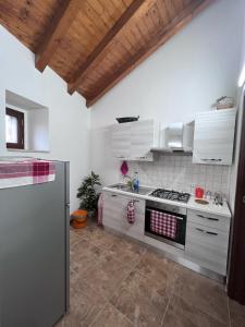 O bucătărie sau chicinetă la Esclusivo Cortile Duca D'Aosta ai piedi dell'ETNA