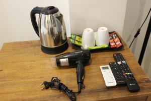 un tavolo con macchinetta del caffè e frullatore di GIS Hotel Nha Trang & Motorbike Rental a Nha Trang