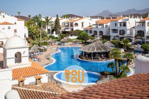 vista para a piscina no resort em Apartment Fairways Club em San Miguel de Abona