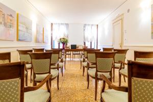 a dining room with a table and chairs at Hotel Bella Venezia in Venice