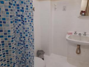 ein Bad mit einem WC und einem Waschbecken in der Unterkunft santa clara 1003 in Rio de Janeiro