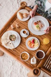 Thinadhoo的住宿－Ecoboo Maldives，桌上的盘子,盘子,食物