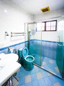 Tupai Mas Semi-D by LOUIS في تايبينغ: حمام مع مرحاض أزرق ودش