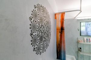 a bathroom with a mandala stencil on the wall at Gemütl. Wohnung zw. Lüneburger Heide und Hamburg in Buchholz in der Nordheide