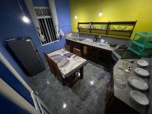 La salle de bains est pourvue d'un lavabo et d'un miroir. dans l'établissement Villa U-Soori, à Hikkaduwa