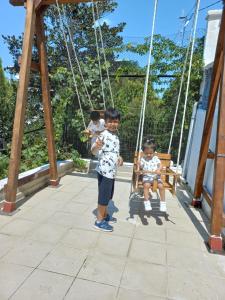 Due ragazzi su un'altalena di Tarabya Family Suit a Istanbul