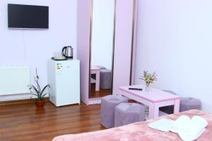 TV a/nebo společenská místnost v ubytování DARBAS GUEST HOUSE