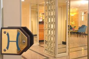 a mirror with a letter k on it in a hallway at Hotel Aurbacher Hof GmbH in Munich