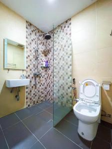 La salle de bains est pourvue de toilettes, d'une douche et d'un lavabo. dans l'établissement Gather Here in 62 @ Town Center, à Taiping