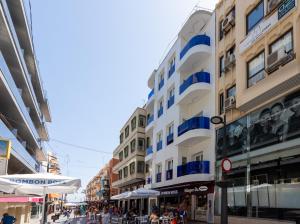 un groupe de bâtiments dans une rue urbaine dans l'établissement MUNDOBOOKING Centro Levante, à Benidorm