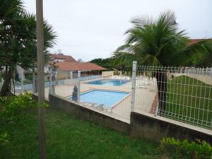 a fence around a swimming pool in a yard at Maravilha e Sossego Enseada Azul-Guarapari WI-FI rápido 350mbs in Guarapari