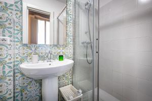 y baño con lavabo y ducha. en A Casa di Lilli, en Florencia