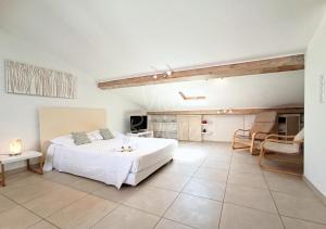 duża sypialnia z białym łóżkiem i stołem w obiekcie Studio Eco-Friendly Commandant André w Cannes