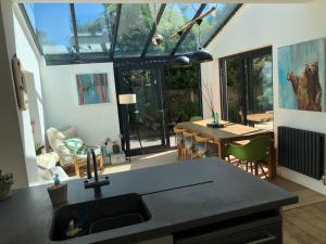 cocina con fregadero y sala de estar con mesa en Sunnyview 5-Bed House in Kingsbridge with parking en Kingsbridge