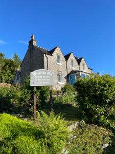 una casa con un cartel delante de ella en Whinburn Guest House, en Fort William