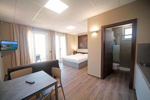 ein Hotelzimmer mit einem Bett und einem Esstisch in der Unterkunft Smeraldo dip Villa Canneto in Sirmione